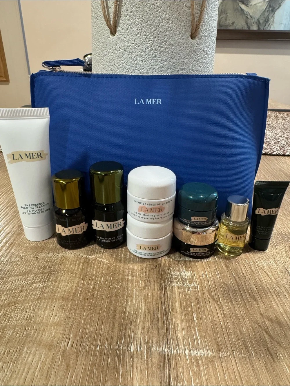 La Mer Royal Blue Travel Pouch with Skincare Mini Set